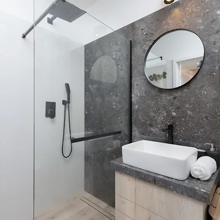 Hotel Lubostron Park By Renters